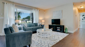 Cozy Tropical Home with Heated Pool, Hot Tub and BBQ